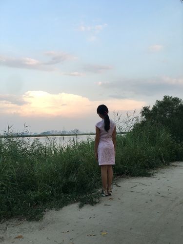 夕阳西下,美女靓影!