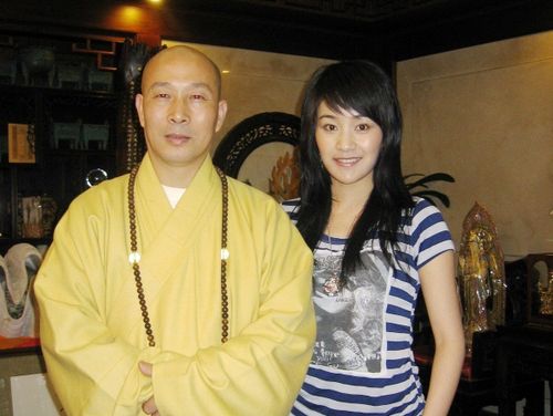 普陀山普济寺最大住持戒忍大师和我  等不及先把图片发上来, 等一
