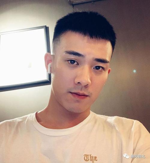 2寸头发型"现男友"李现的发型,很值得男孩子们去剪一个!