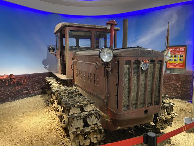 这辆东方红54履带拖拉机是黑龙江垦区的标兵车,被誉为"北大荒精神的