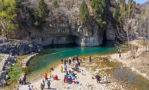 济南南部山区自驾游,驰骋在蜿蜒的盘山路上,沿途山花烂漫美如画