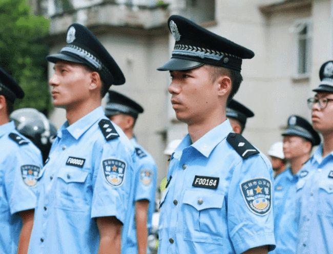除了警察可以穿警服上班,辅警和协警也可以,但是两者同样穿警服