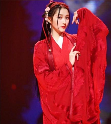 王牌对王牌:关晓彤古装有多美?网友:想把鹿晗取而代之