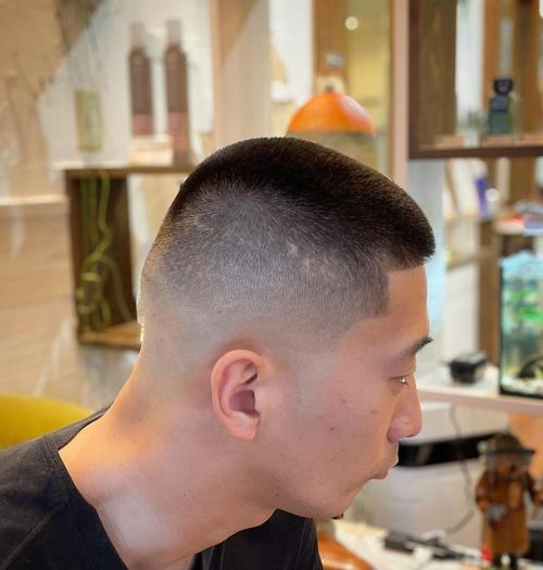 受欢迎的男士发型有哪几种?小寸头,飞机头,两侧铲短发型都不错