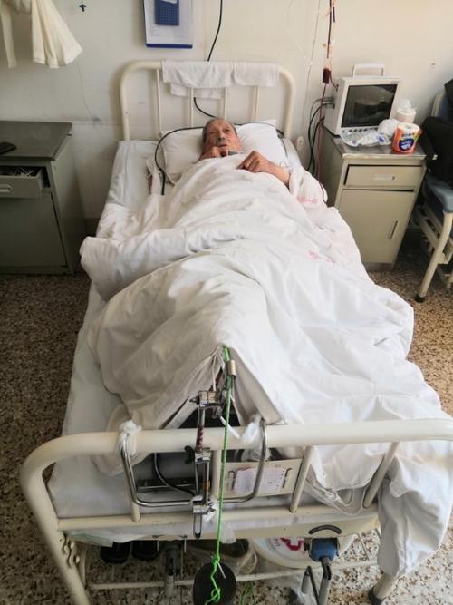 老人术前病房卧床骨牵引,表情痛苦