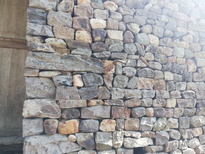 这是途径村庄老房子的石头墙.