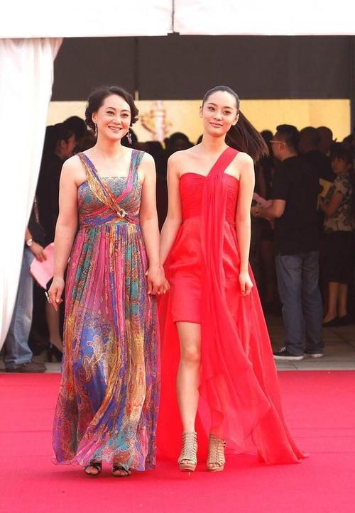 大宋佳和女儿同框黑白礼裙组合好养眼基因真是挺强大的