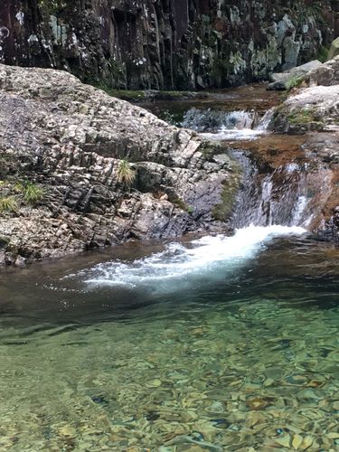 一条涓涓的小溪在阳光的照射下,波光粼粼,明亮耀眼.