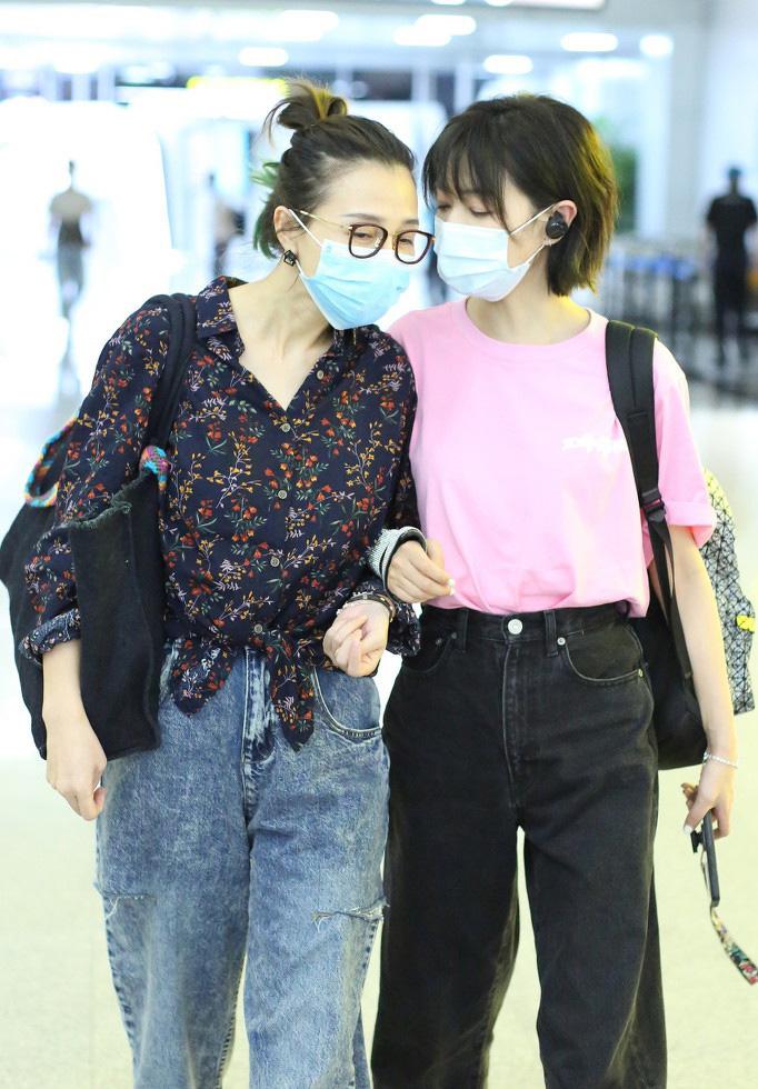 万茜阿朵同框现身手挽手有爱机场照图片