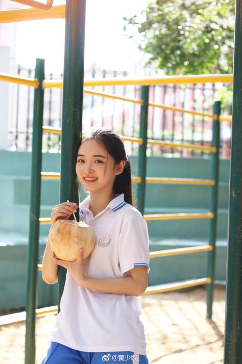 组图:海南大学校花晒校服写真 清纯甜美