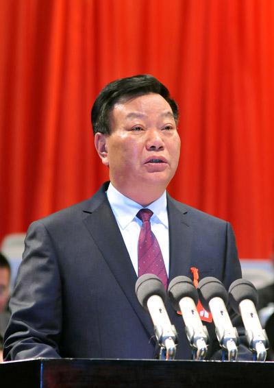 市人大常委会主任王以琅向大会作工作报告.