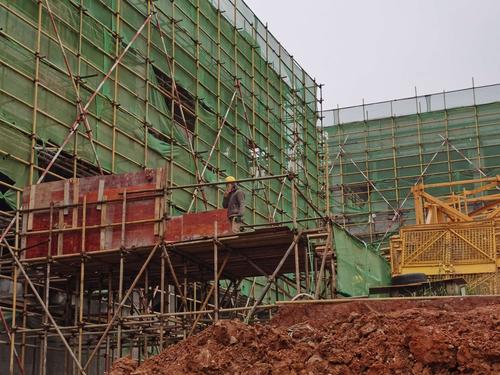 6,落地卸料平台前端未封闭