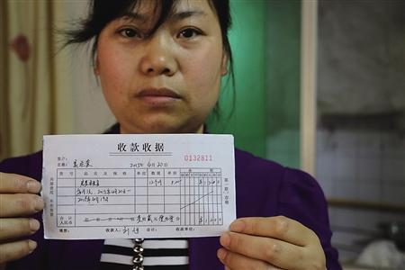 姜星星的亲人展示房东开的房租收据,每月1元钱