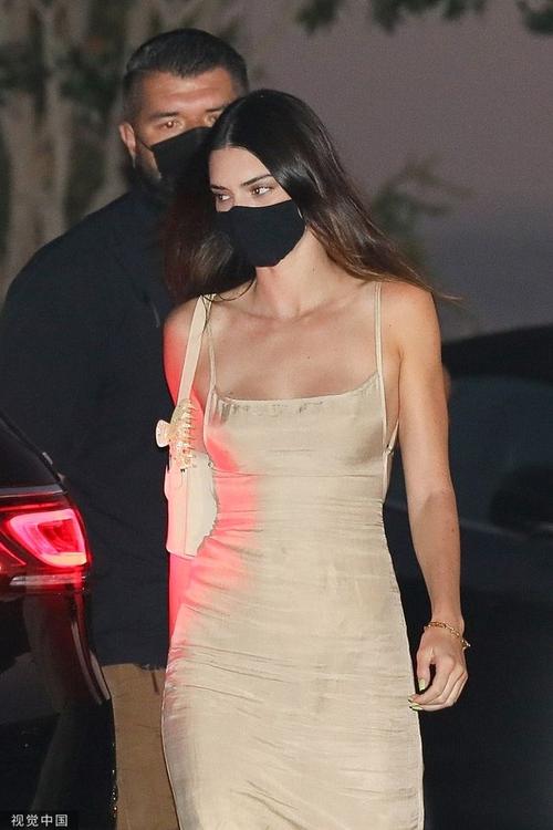 肯达尔·詹娜吊带长裙秀傲人事业线 与男友德文十指相