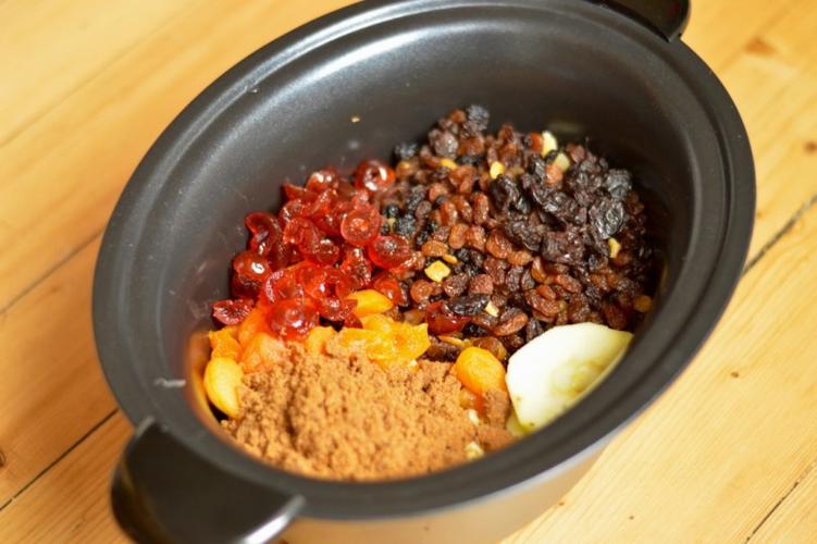 slow cooker mincemeat (and a mini history of the mince pie)