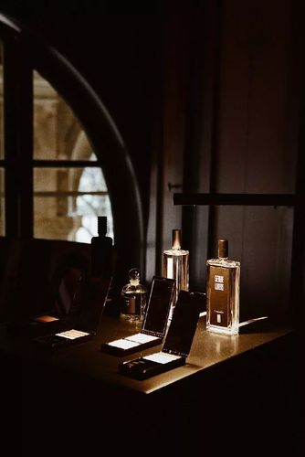寻香|serge lutens的 "慢美学" -- 细梳芦丹氏全线香水