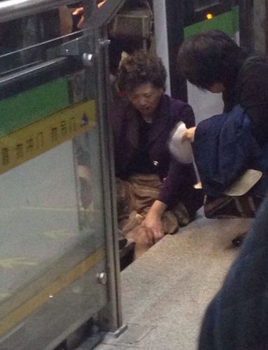 女乘客左腿被卡站台缝隙 2号线连夜排查[图]