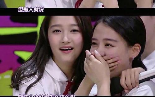 关晓彤弹肿马思纯嘴唇,3年后何炅澄清是皮筋失控,她却说不在乎