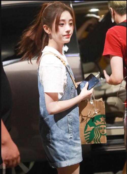 鞠婧祎穿蓝色牛仔背带短裤扎着高马尾造型风格少女感满满的