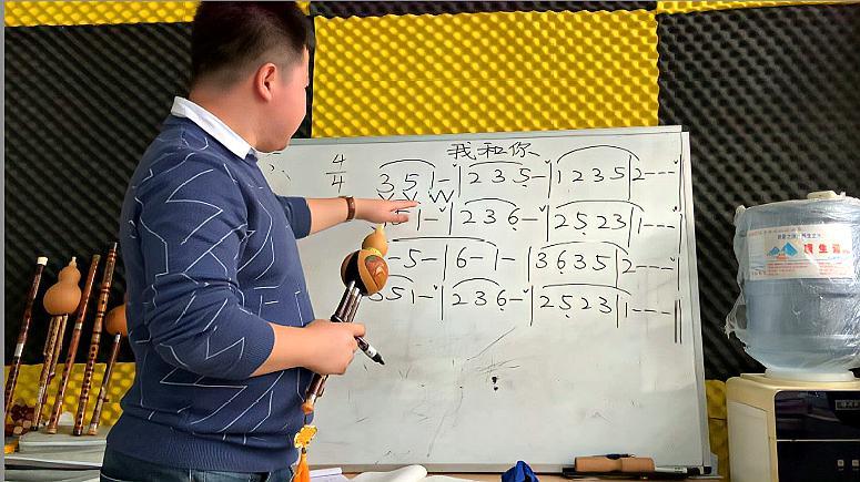 看小姐姐这样吹葫芦丝一