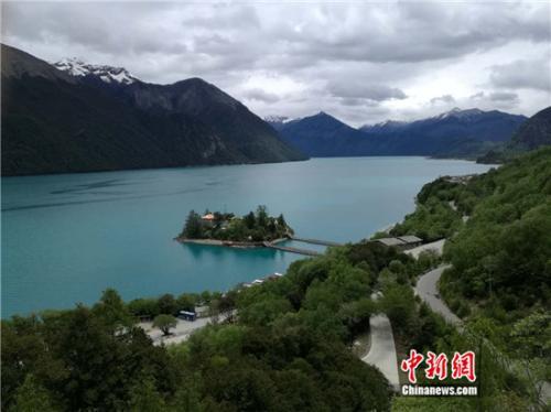 工布江达县县委书记甘丹平措介绍,大巴松措旅游区是工布江达县委,县