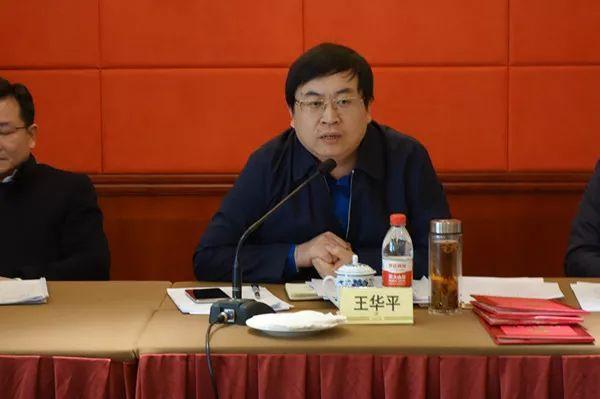 "政事儿"(微信id:xjbzse)注意到, 王华平曾长期任秘书.