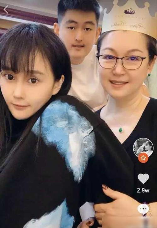 球球在本山老师陪伴下过生日,白小白转1万元祝福球球生日快乐!