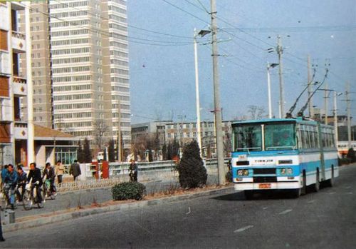 我们是最后一代坐无轨电车的天津人 // 这种样式的公交车 你还有