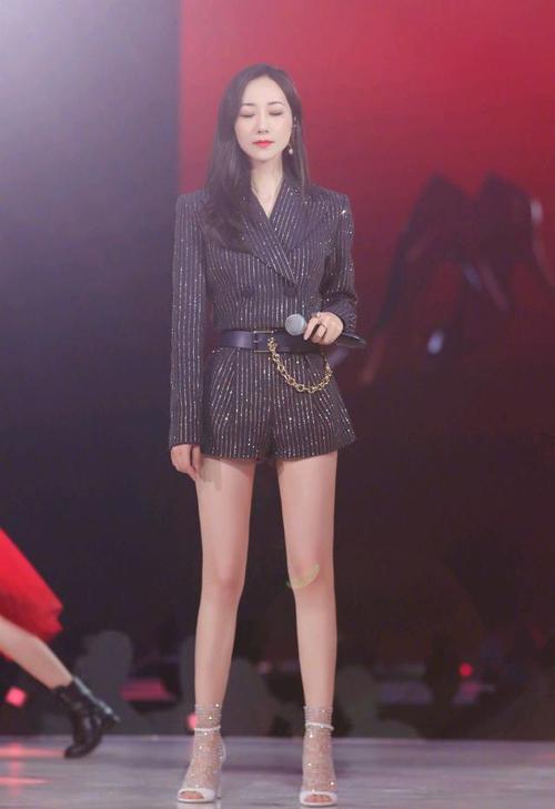 37岁韩雪拥有好身材真任性!穿西装连衣裤配高跟鞋,尽显女性魅力