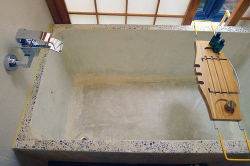 ▲水泥砌成的浴缸,浓郁日式风吕感觉