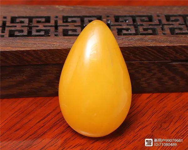 蜜蜡的硬度不高,质地松软,所以在长年累月的佩戴和把玩过程中必然会