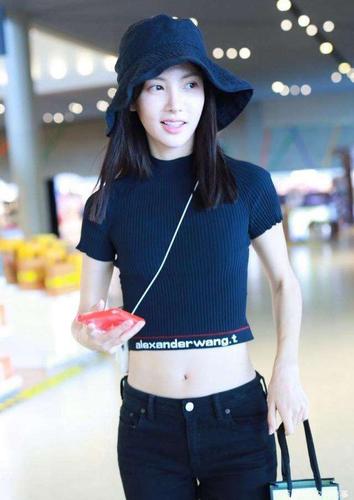 陈瑶穿针织装走机场,搭牛仔裤走减龄风,刘海造型失败