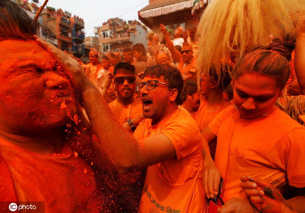 该节日是为了迎接尼泊尔新年和春天的到来.