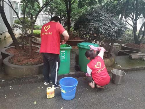 湘潭县易俗河镇瓦屋湾社区:志愿者全面清洗无物业小区垃圾桶