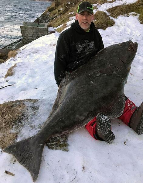 英木匠捕到长1.8米重69千克比目鱼创纪录