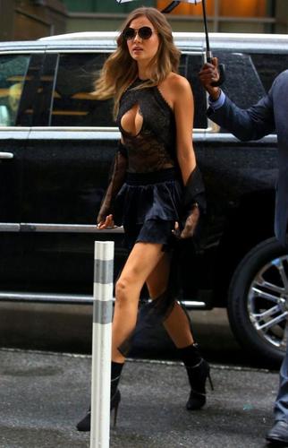 超模约瑟芬·斯可瑞娃每次出现都会吸引围观,网友直呼