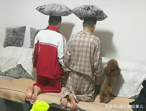 父子3人犯错后"跪罚",小儿子在中间亮了,网友:真正的萌翻了