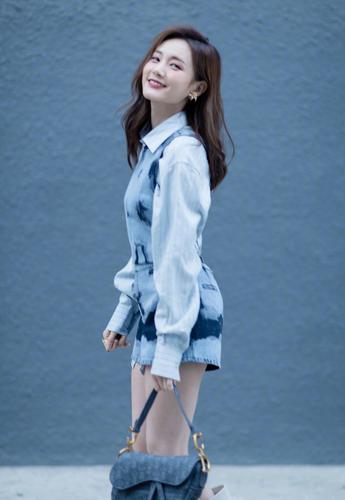 原创李一桐又变美了!背心搭配牛仔裤大秀苗条好身材,清新时尚又洋气