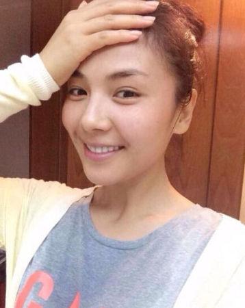 刘涛夜游似美人鱼 泳衣遮不住蛮腰翘臀