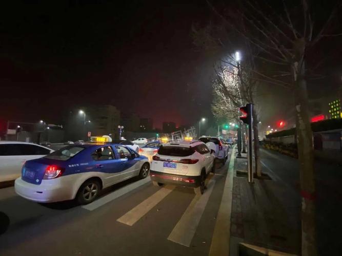 晚上出租车把万品汇门口的整条直行车道全都沾满了,无法直行