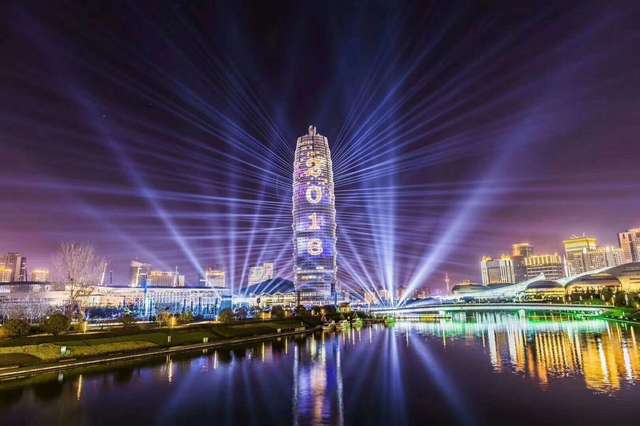 天地之中郑州之"根",不一样的2018楼体时装跨年灯光秀