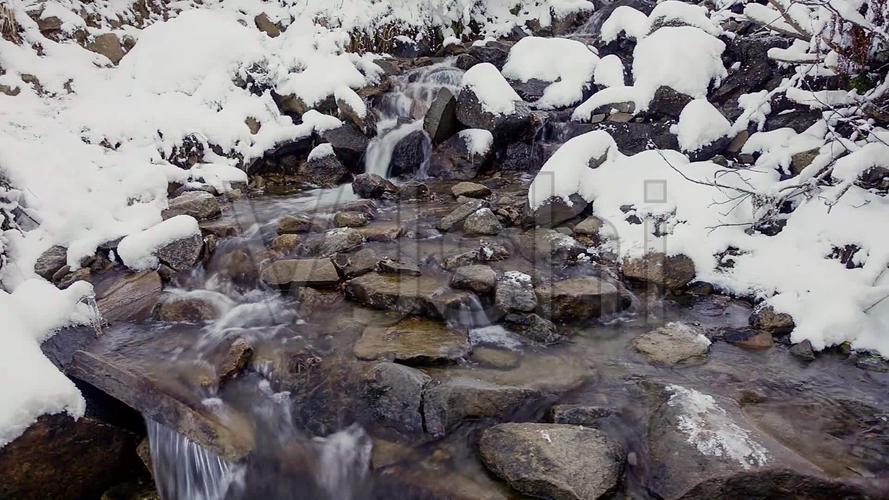 积雪溪流水流冬季美景雪景春天河流融化