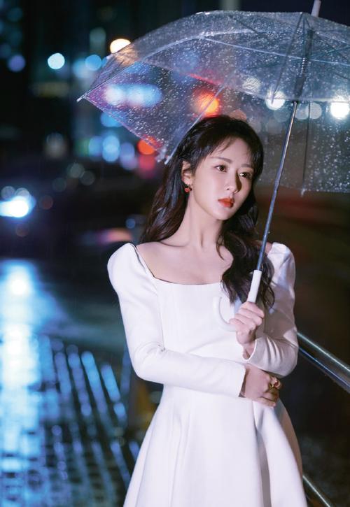 杨紫雨中撑伞氛围感写真##杨紫纯白方领连衣裙