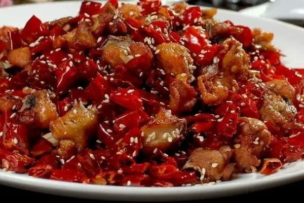 辣子鸡的做法,经典川菜做法,鲜香劲辣,好吃停不下来