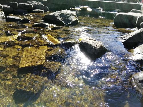 清澈见底的小溪流,随处可见.