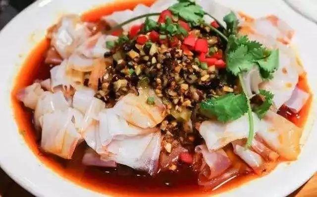 红油剪粉属于民间传统手工技艺,是因通过对主料"红油"的特殊研制,所吃