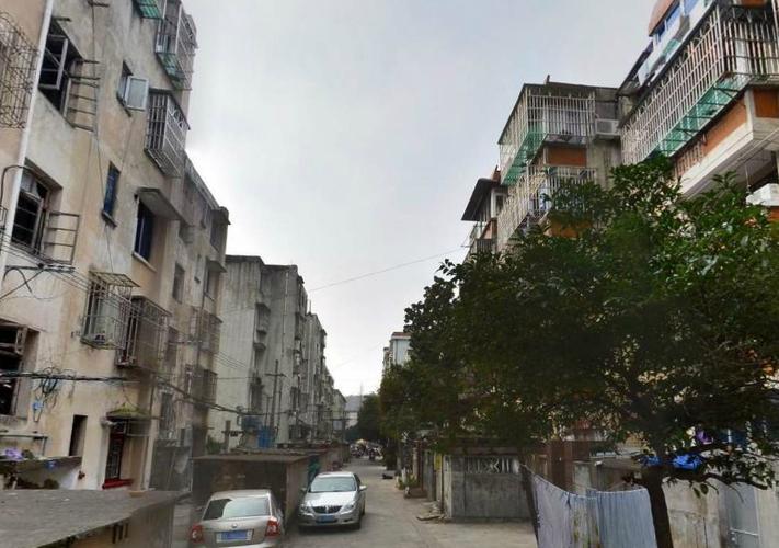 定海老城区中心地段,西园新村,蓬莱新村等,一些上了年份的住宅,有