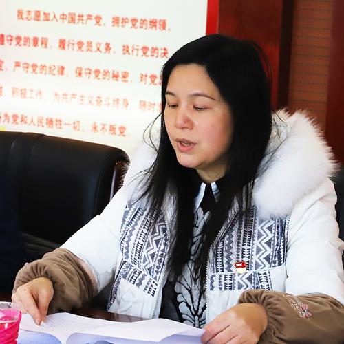 会议由校党总支书记吴莉主持,校领导班子成员曹建新,张雪林,黄向阳,梁