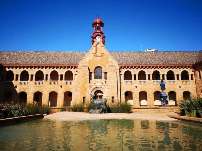 比勒陀利亚大学在南非的行政首都比勒陀利亚(现名茨瓦内),最初成立于