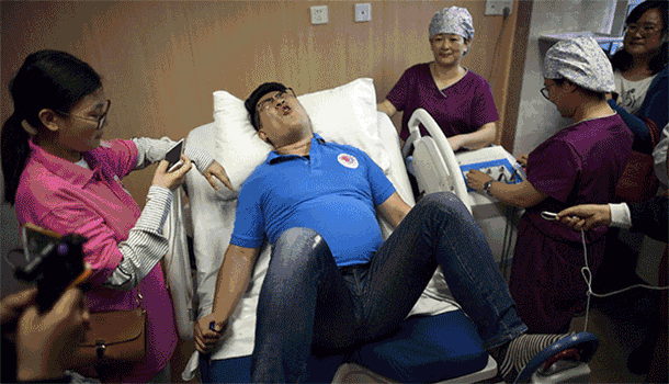 体验这群男人生孩子羊水破了画面不要太美